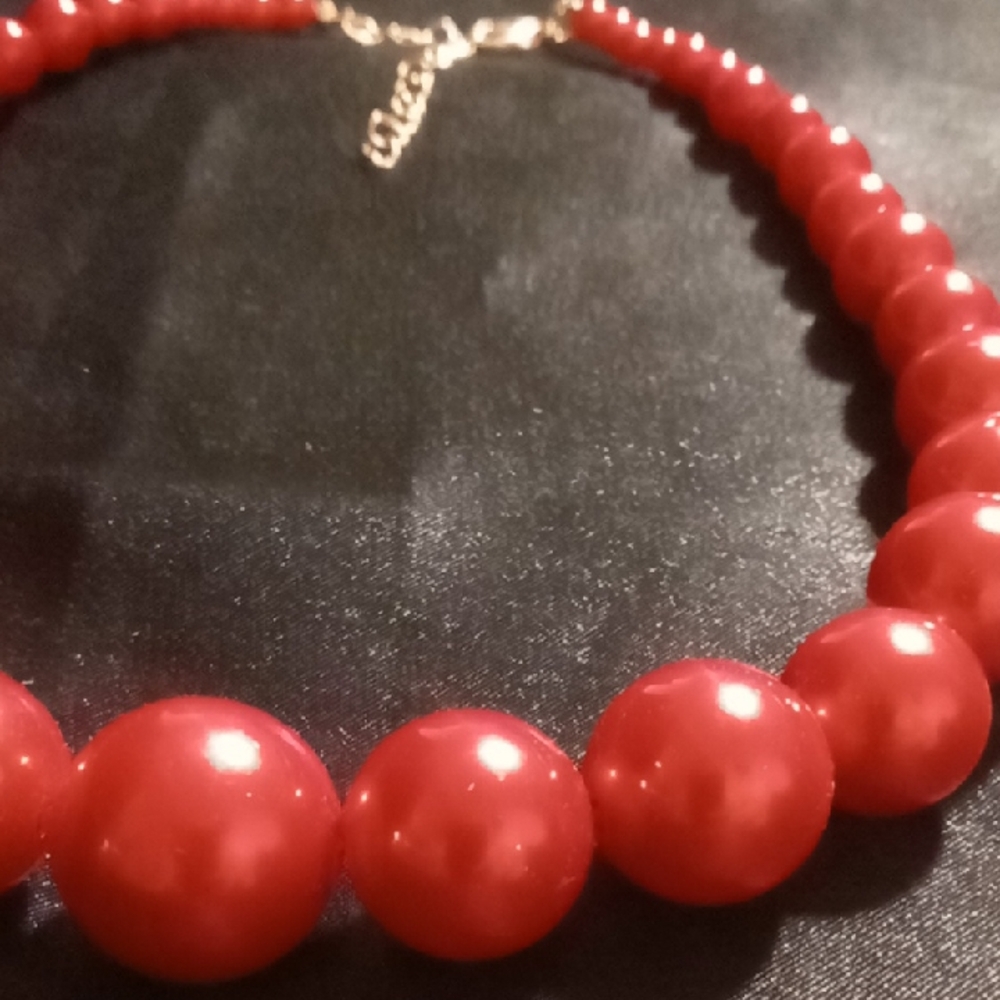 Candy apple metallic Red graduated Beaded Necklace. 18 in long
